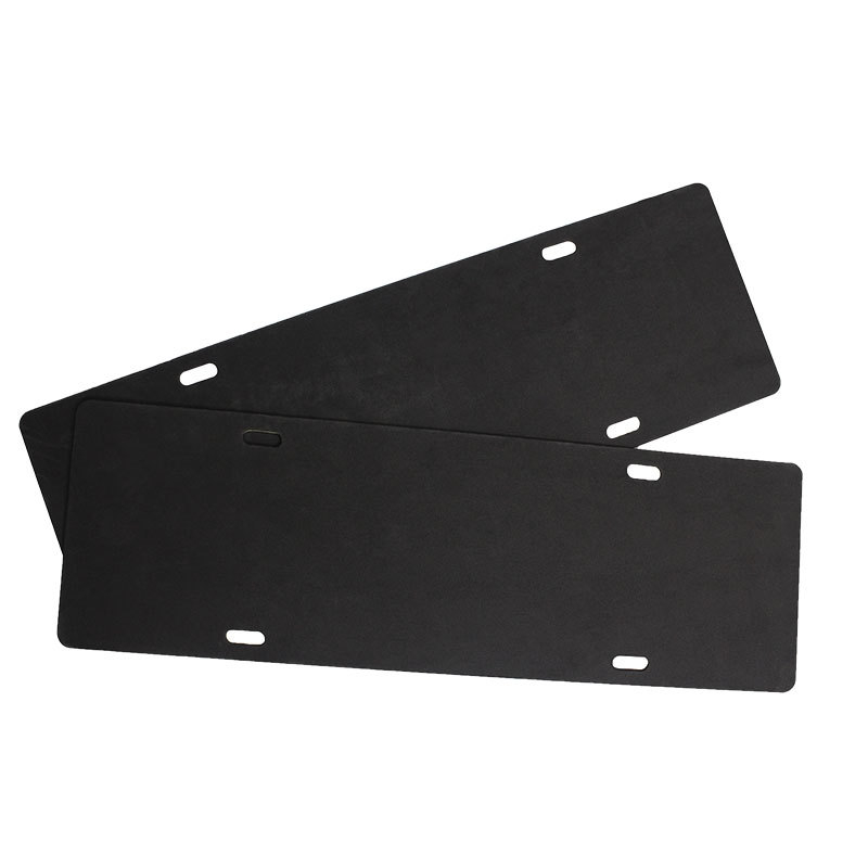 Protizvučna podloga za okvir registarske pločice – spužvasti jastučić i zvučna izolacija; zaštitna naljepnica za okvir pločice; univerzalna kompatibilnost