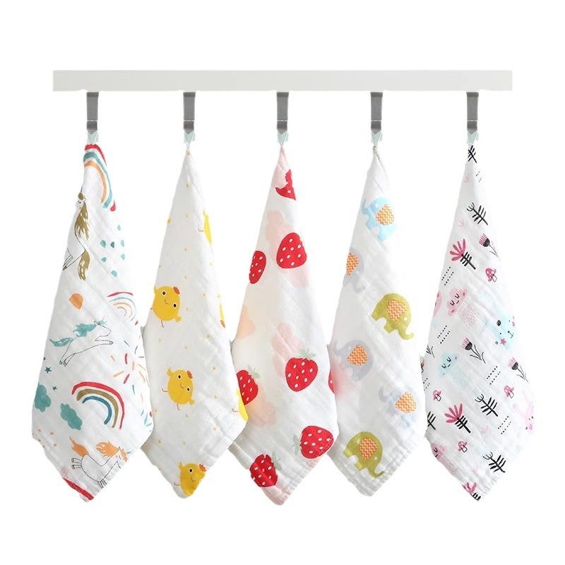 Detská uterka z 6‑vrstovej gázy, 100% bavlna, rýchle nasiaknutie 0–5 s, s potlačeným logom