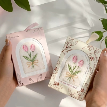 Tulipā izšūts dvielis dāvanas kastē, Coral fleece, 70 g, Ply yarn, Embroidery