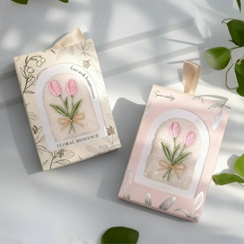 Tulipā izšūts dvielis dāvanas kastē, Coral fleece, 70 g, Ply yarn, Embroidery