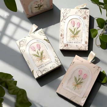 Tulipā izšūts dvielis dāvanas kastē, Coral fleece, 70 g, Ply yarn, Embroidery