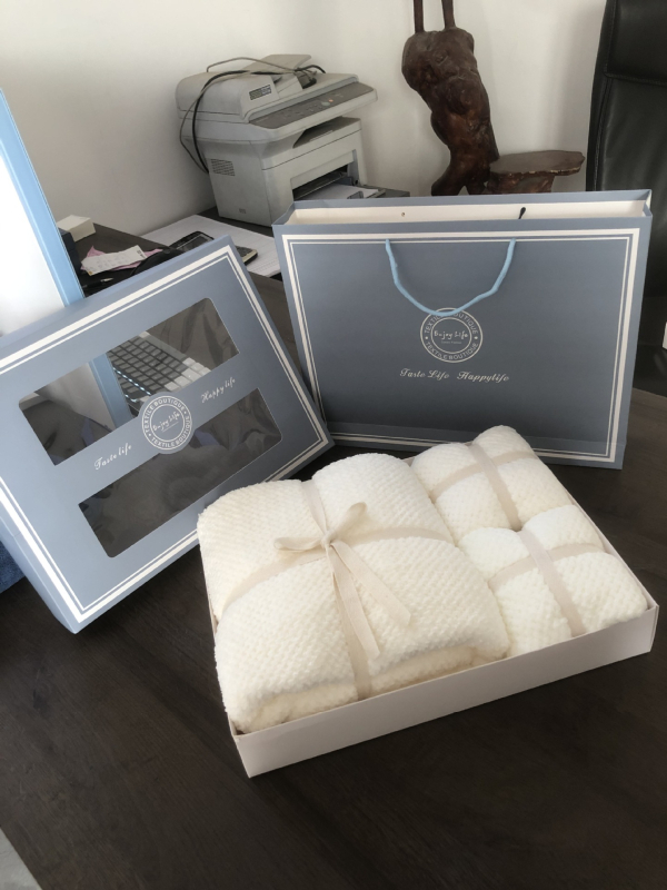 Koraļu flīsa dvieļu komplekts dāvanu kastē, 350 g, 32s diegi, logotipa drukāšana