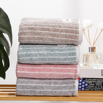 Set ručnika s vertikalnim prugama od koralnog flisa — upijajući, bez dlačica, poklon kutija, ručnik za lice i ručnik za tijelo, 90 g i 300 g, jednostrano tkanje, mogućnost personalizacije