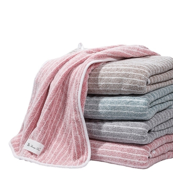 Set ručnika s vertikalnim prugama od koralnog flisa — upijajući, bez dlačica, poklon kutija, ručnik za lice i ručnik za tijelo, 90 g i 300 g, jednostrano tkanje, mogućnost personalizacije