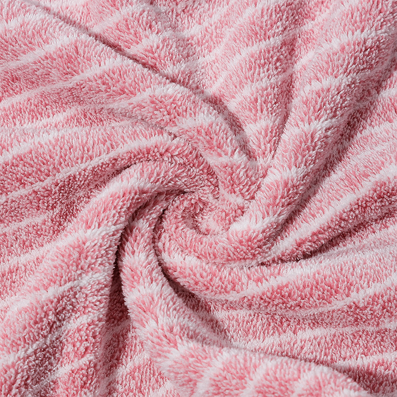 Set ručnika s vertikalnim prugama od koralnog flisa — upijajući, bez dlačica, poklon kutija, ručnik za lice i ručnik za tijelo, 90 g i 300 g, jednostrano tkanje, mogućnost personalizacije