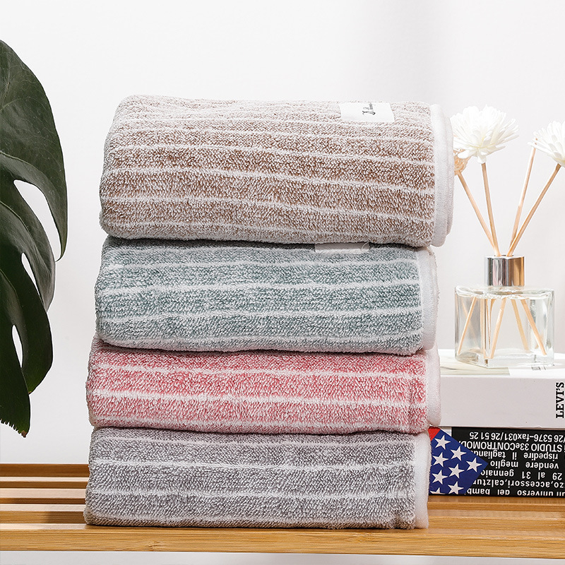 Set ručnika s vertikalnim prugama od koralnog flisa — upijajući, bez dlačica, poklon kutija, ručnik za lice i ručnik za tijelo, 90 g i 300 g, jednostrano tkanje, mogućnost personalizacije