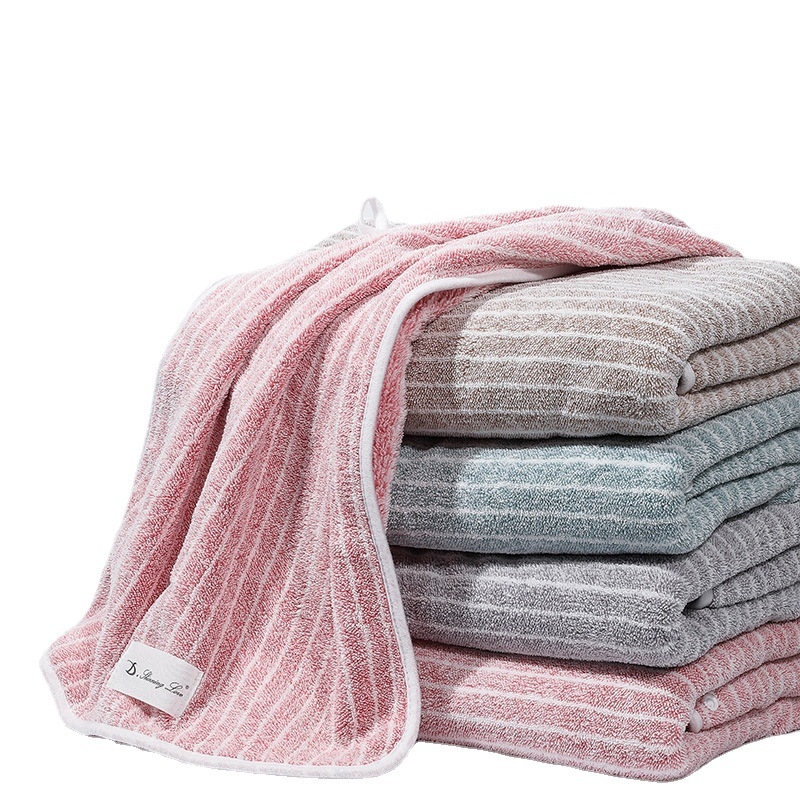 Set ručnika s vertikalnim prugama od koralnog flisa — upijajući, bez dlačica, poklon kutija, ručnik za lice i ručnik za tijelo, 90 g i 300 g, jednostrano tkanje, mogućnost personalizacije