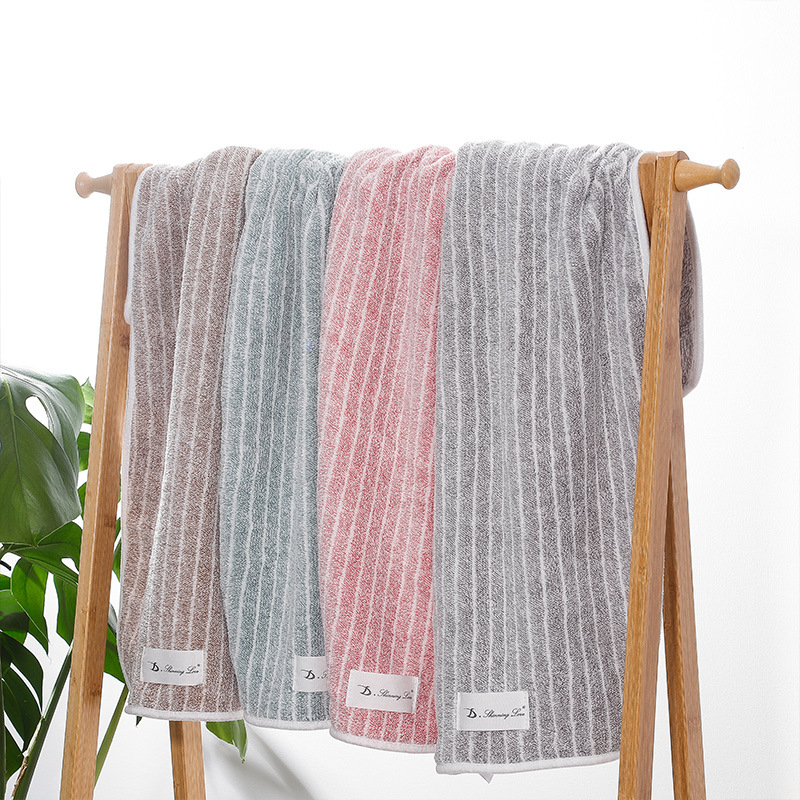 Set ručnika s vertikalnim prugama od koralnog flisa — upijajući, bez dlačica, poklon kutija, ručnik za lice i ručnik za tijelo, 90 g i 300 g, jednostrano tkanje, mogućnost personalizacije