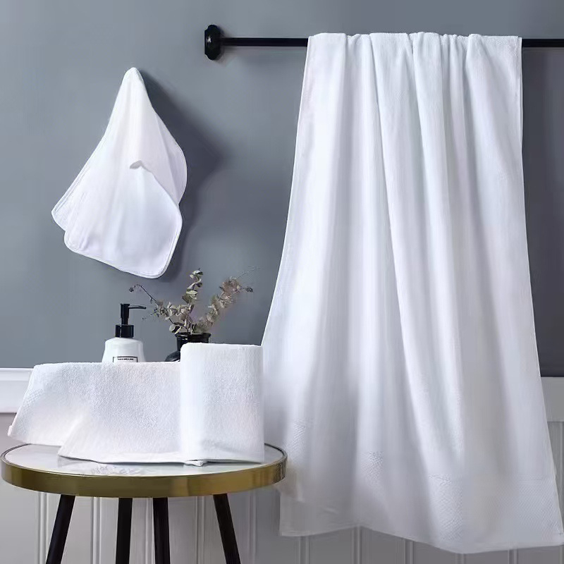 Hotelski ručnici – 100% pamuk, platinski saten, jednostavno tkanje, 150 g/m², višestruka pređa