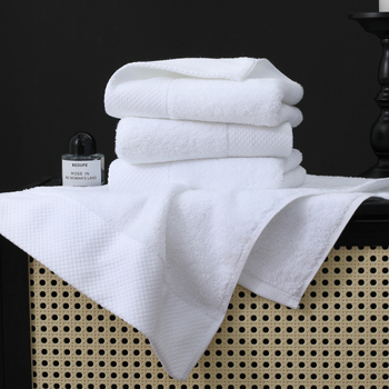 Hotellirätikud puuvillast, kammitud lõngaga, grammi kaal 120–800 g, tikitud logoga, kohandatav