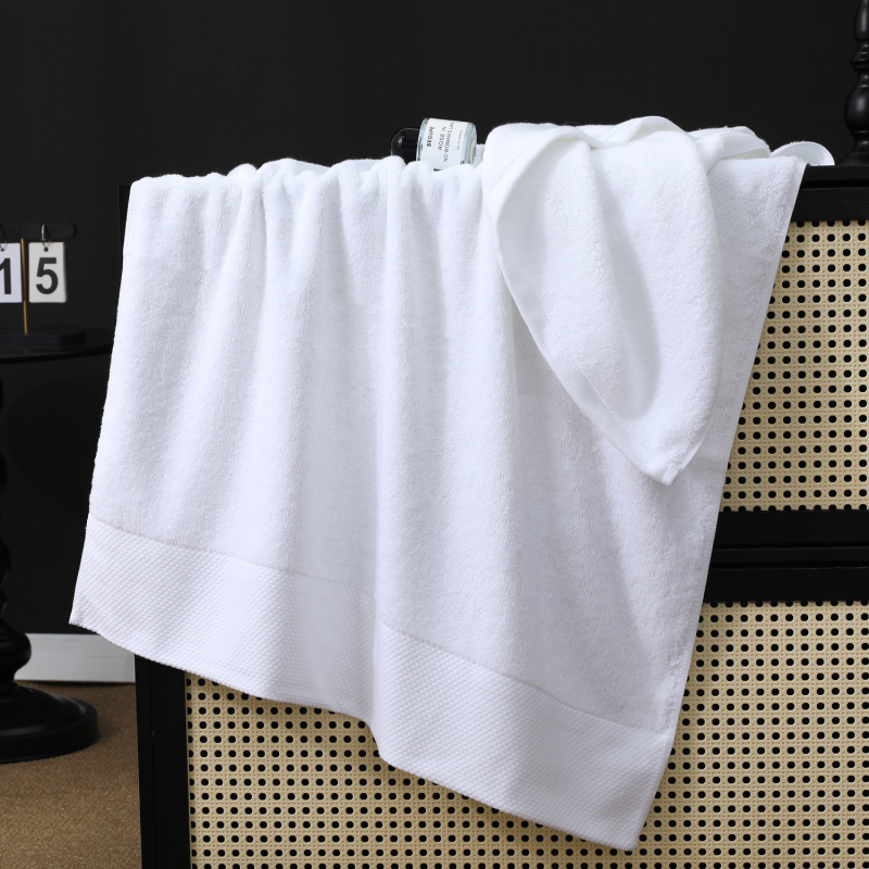 Hotellirätikud puuvillast, kammitud lõngaga, grammi kaal 120–800 g, tikitud logoga, kohandatav