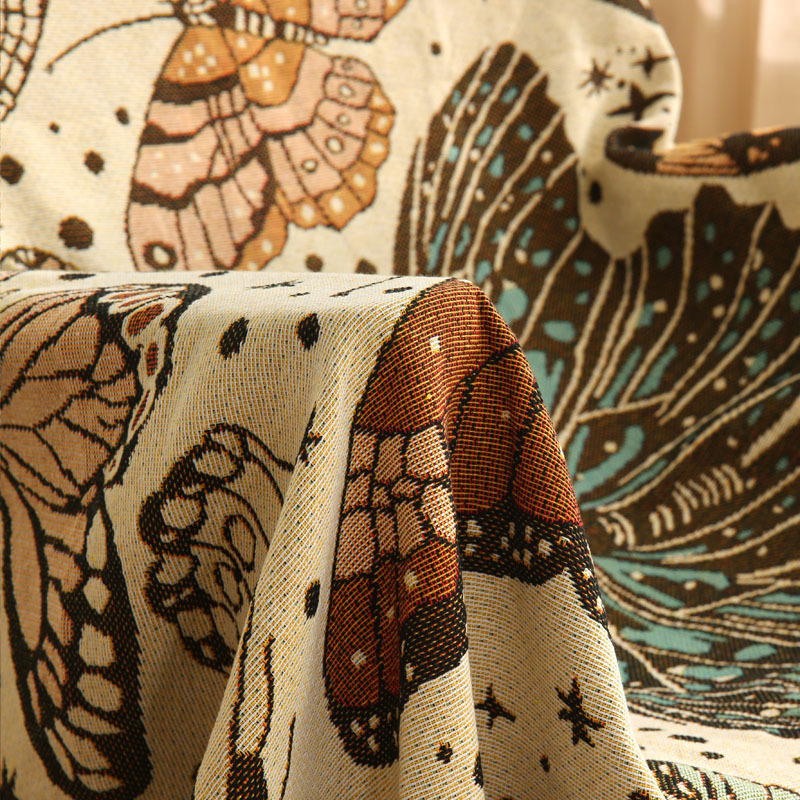 Egyszemélyes kanapé huzat nordic pillangó motívummal és növény-állat mintákkal; anyaga: poliészter-pamut.