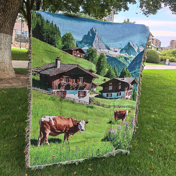 Tapiserija s pejzažem – slatka krava i ovca uz malu kućicu, pravokutnog oblika, strojno tkanje, pamuk-poliester mješavina, moderan minimalistički stil