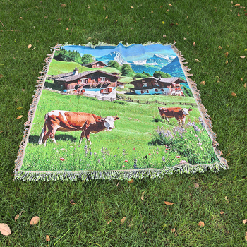 Tapiserija s pejzažem – slatka krava i ovca uz malu kućicu, pravokutnog oblika, strojno tkanje, pamuk-poliester mješavina, moderan minimalistički stil