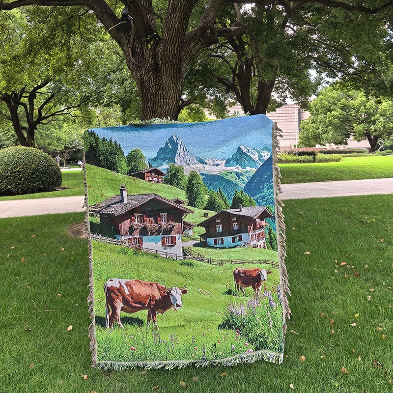 Tapiserija s pejzažem – slatka krava i ovca uz malu kućicu, pravokutnog oblika, strojno tkanje, pamuk-poliester mješavina, moderan minimalistički stil