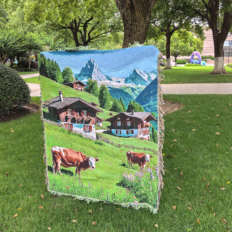 Tapiserija s pejzažem – slatka krava i ovca uz malu kućicu, pravokutnog oblika, strojno tkanje, pamuk-poliester mješavina, moderan minimalistički stil