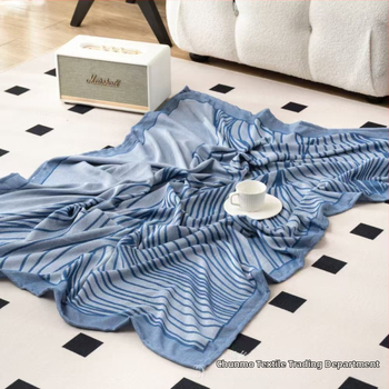 Lėktuvo antklodė su dryžiu raštu, poliesteris, svoris 500–799 g, šiuolaikiškas minimalistinis stilius.