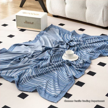 Lėktuvo antklodė su dryžiu raštu, poliesteris, svoris 500–799 g, šiuolaikiškas minimalistinis stilius.