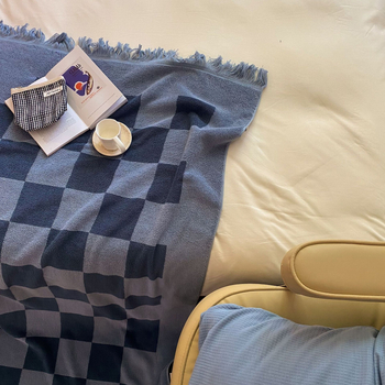 Pamut pléd négyzethálós mintával, 140 × 140 cm, tömeg 1000–1499 g, bojtokkal, modern-minimalista stílus, testreszabható kivitelezés