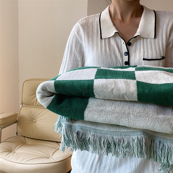 Pamut pléd négyzethálós mintával, 140 × 140 cm, tömeg 1000–1499 g, bojtokkal, modern-minimalista stílus, testreszabható kivitelezés