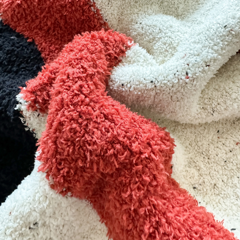 Dizájner eredeti, multifunkcionális kötött plüss takaró, rajzfilm mintával (Poliészter; 1000–1499 g; Tavasz-Nyár; Rajzfilm minta; Kötött plüss)