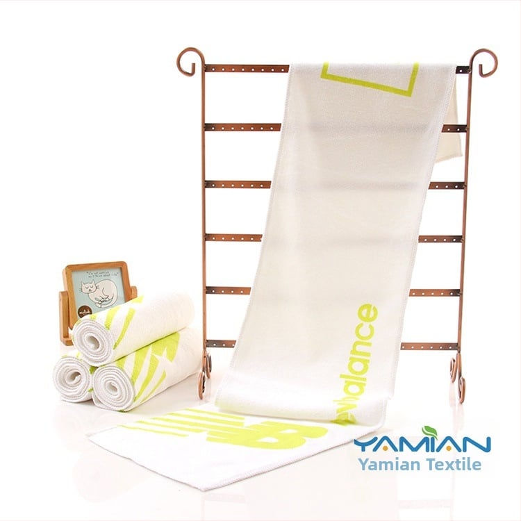 Sporta dvieli ar izdrukātu logotipu, 400 g, šķiedru maisījums (poliesters/kokvilna/ķīmiskā šķiedra), pielāgojama, ūdens uzsūkšanās 5–10 s