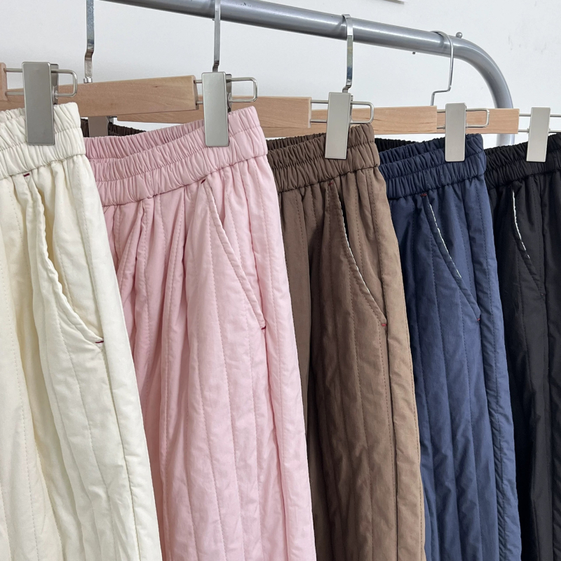 Памучни квилирани панталони с еластична талия, свободен прав силует, пълнеж коприново-подобен, зима 2025