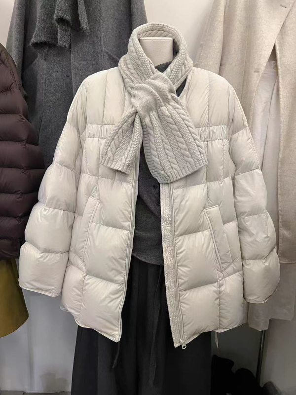 Ženska srednje duljine down jakna s ovratnikom-šalom, bijelo patka perje 86–90%, 51–100 g punila, poliester tkanina, zima 2025, elegantan gradski stil