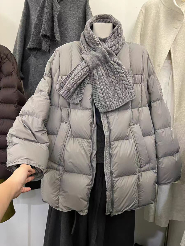 Ženska srednje duljine down jakna s ovratnikom-šalom, bijelo patka perje 86–90%, 51–100 g punila, poliester tkanina, zima 2025, elegantan gradski stil