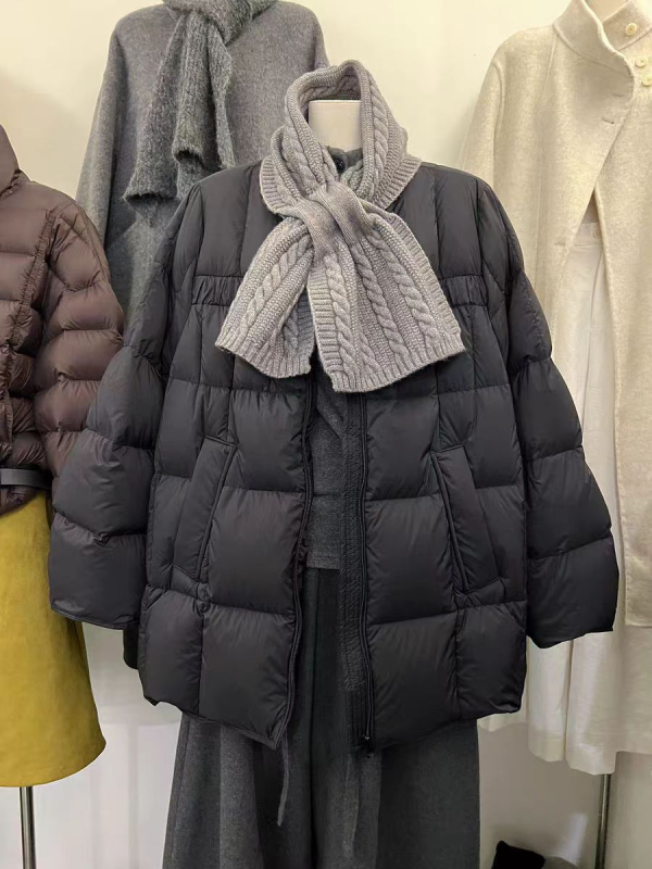 Ženska srednje duljine down jakna s ovratnikom-šalom, bijelo patka perje 86–90%, 51–100 g punila, poliester tkanina, zima 2025, elegantan gradski stil