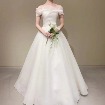 Френска сватбена рокля без презрамки, дълга принцесова пола, с открити рамене; плат полиестер, основен плат 30–50% полиестер, вторичен компонент 30–50% полиестер; талия средна.