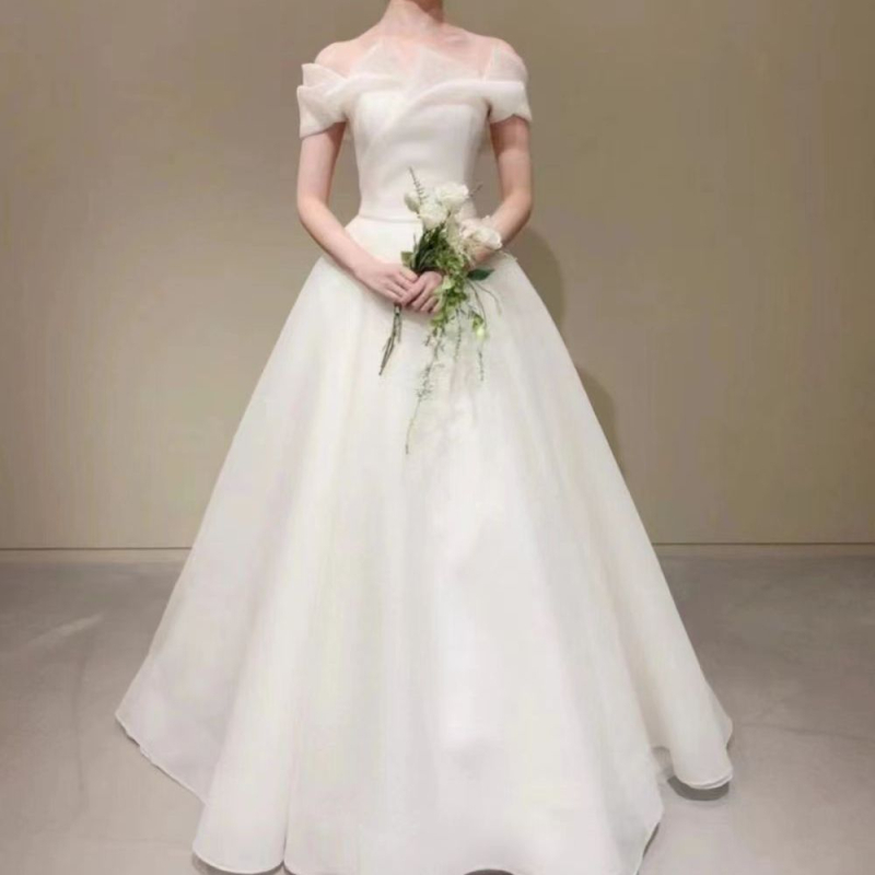 Френска сватбена рокля без презрамки, дълга принцесова пола, с открити рамене; плат полиестер, основен плат 30–50% полиестер, вторичен компонент 30–50% полиестер; талия средна.