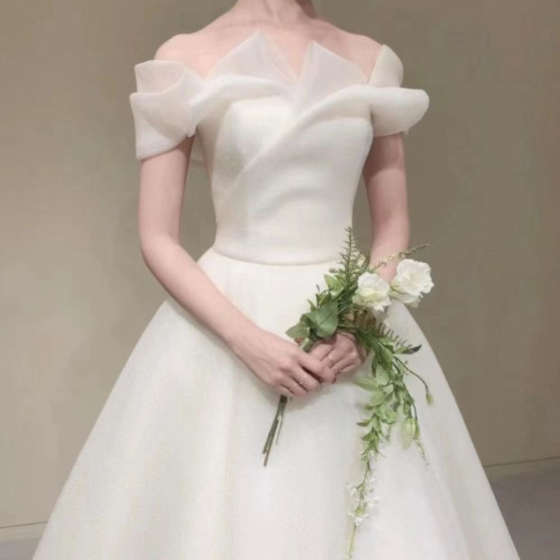 Френска сватбена рокля без презрамки, дълга принцесова пола, с открити рамене; плат полиестер, основен плат 30–50% полиестер, вторичен компонент 30–50% полиестер; талия средна.