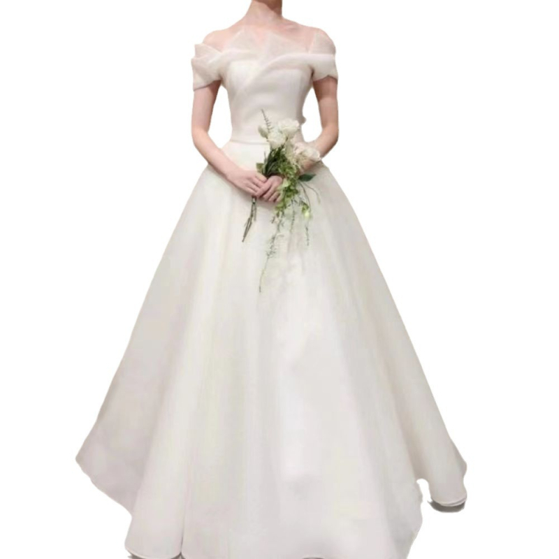 Френска сватбена рокля без презрамки, дълга принцесова пола, с открити рамене; плат полиестер, основен плат 30–50% полиестер, вторичен компонент 30–50% полиестер; талия средна.