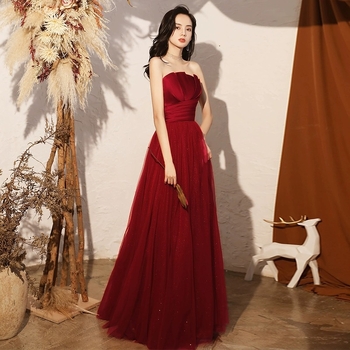 Вечерна рокля, полиестерно влакно, деколте без презрамки, силует принцеса, талия средна, дълга рокля