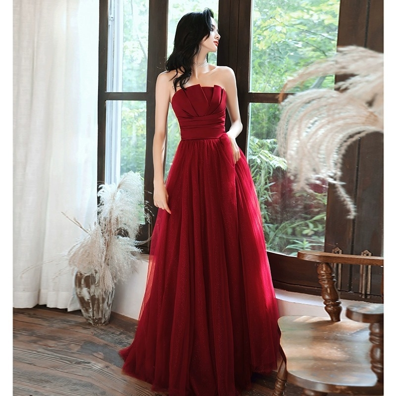 Вечерна рокля, полиестерно влакно, деколте без презрамки, силует принцеса, талия средна, дълга рокля