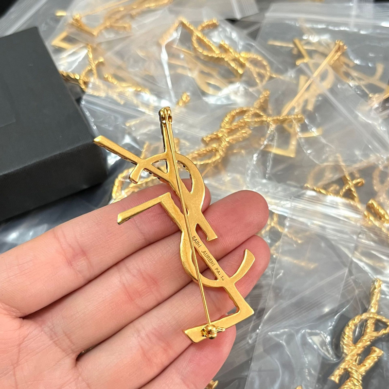Broš, bakar, Yalinjia Jewelry, oblik slova, elektroplatiranje