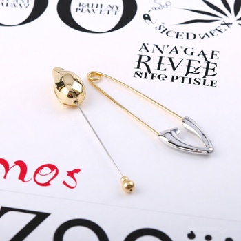 Brosa: metalni cvijet, elektroplatiranje, 25 g, Zima 2025, unisex dodatak