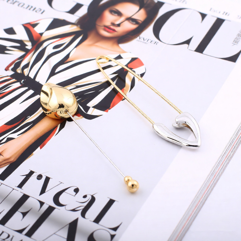 Brosa: metalni cvijet, elektroplatiranje, 25 g, Zima 2025, unisex dodatak