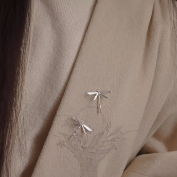 Dragonfly broš – elegantan i kompaktan dodatak za džempere i haljine, moderni minimalistički stil