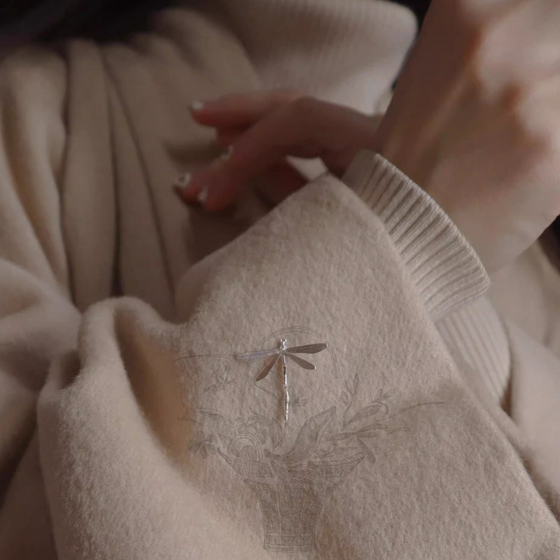 Dragonfly broš – elegantan i kompaktan dodatak za džempere i haljine, moderni minimalistički stil