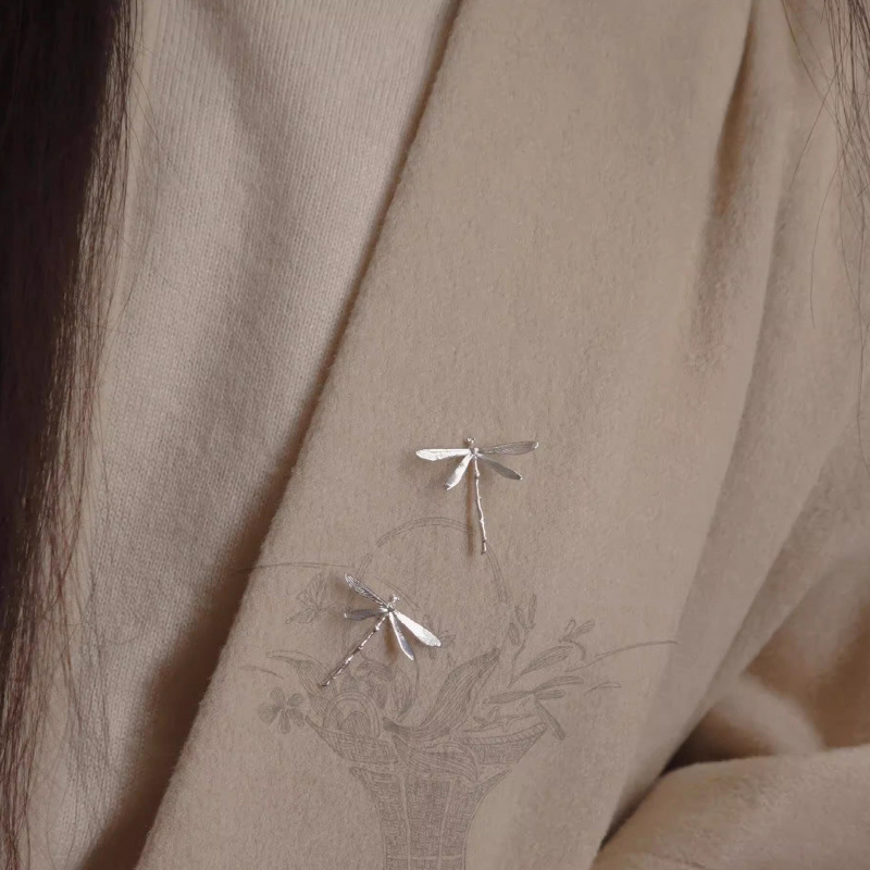Dragonfly broš – elegantan i kompaktan dodatak za džempere i haljine, moderni minimalistički stil