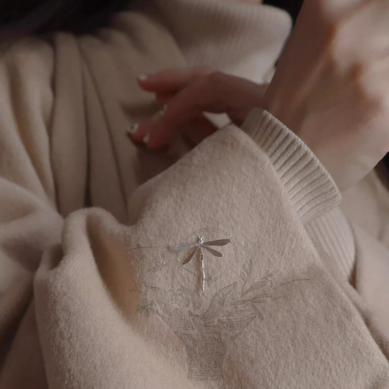 Dragonfly broš – elegantan i kompaktan dodatak za džempere i haljine, moderni minimalistički stil