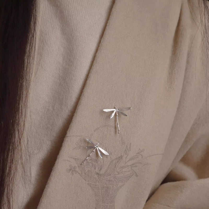 Dragonfly broš – elegantan i kompaktan dodatak za džempere i haljine, moderni minimalistički stil