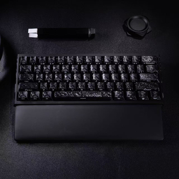 Vlastné PBT keycaps pre mechanickú klávesnicu s bočnou gravírovaním z uhlíkových vlákien — sublimácia, možnosť personalizácie, hmotnosť 330 g, rok vydania 2025