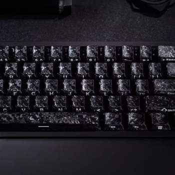 Vlastné PBT keycaps pre mechanickú klávesnicu s bočnou gravírovaním z uhlíkových vlákien — sublimácia, možnosť personalizácie, hmotnosť 330 g, rok vydania 2025