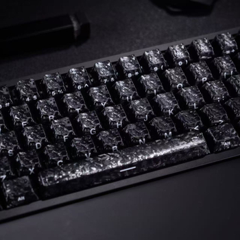 Vlastné PBT keycaps pre mechanickú klávesnicu s bočnou gravírovaním z uhlíkových vlákien — sublimácia, možnosť personalizácie, hmotnosť 330 g, rok vydania 2025