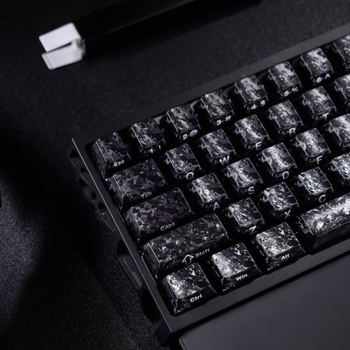 Vlastné PBT keycaps pre mechanickú klávesnicu s bočnou gravírovaním z uhlíkových vlákien — sublimácia, možnosť personalizácie, hmotnosť 330 g, rok vydania 2025