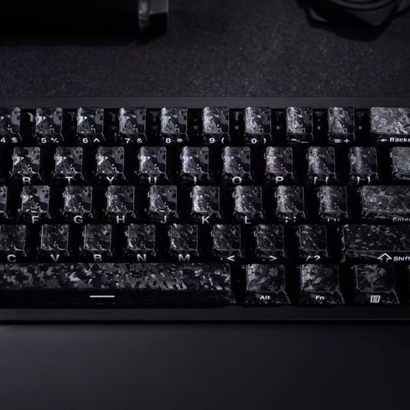 Vlastné PBT keycaps pre mechanickú klávesnicu s bočnou gravírovaním z uhlíkových vlákien — sublimácia, možnosť personalizácie, hmotnosť 330 g, rok vydania 2025