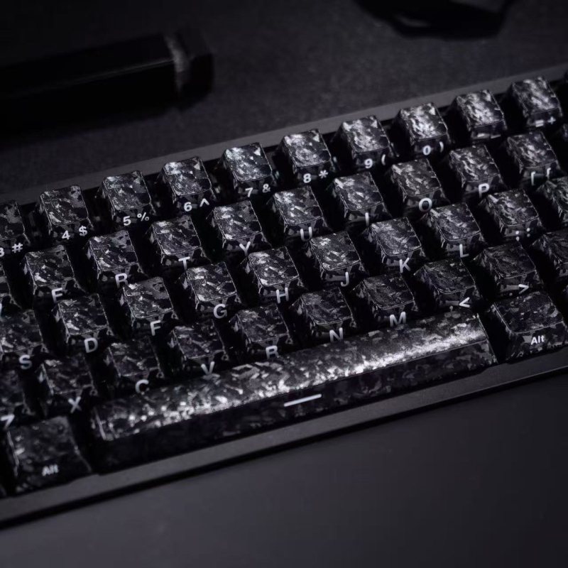 Vlastné PBT keycaps pre mechanickú klávesnicu s bočnou gravírovaním z uhlíkových vlákien — sublimácia, možnosť personalizácie, hmotnosť 330 g, rok vydania 2025